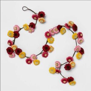 Opalhouse‎ Artificial Daisy Flower Garland 🌸